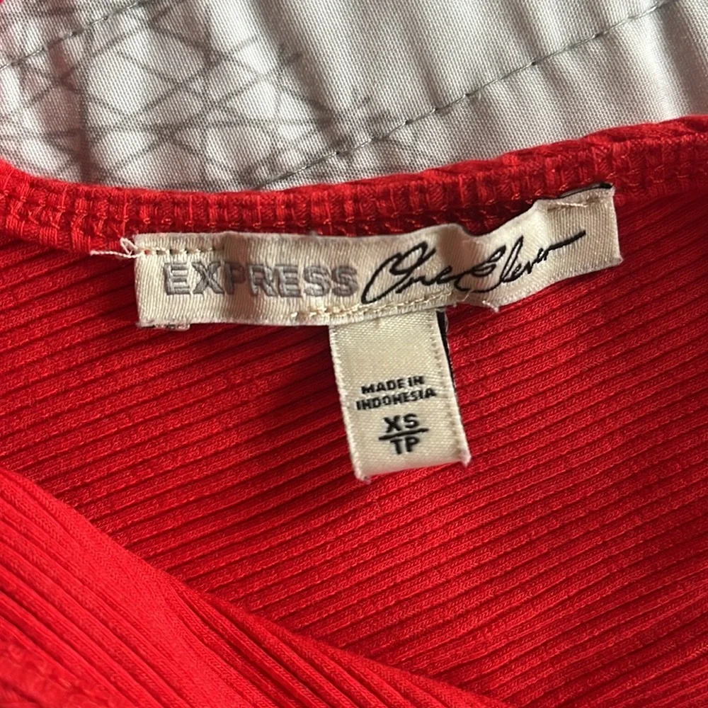 Express Ribbed Tank Top - Picture 2 of 4